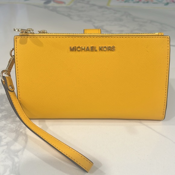💛Cute. Michel Kors WRISTLET. - Picture 10 of 16